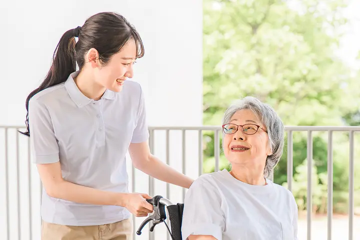 寄り添うスタッフ