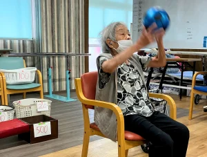 後ろ向きお手玉投げ