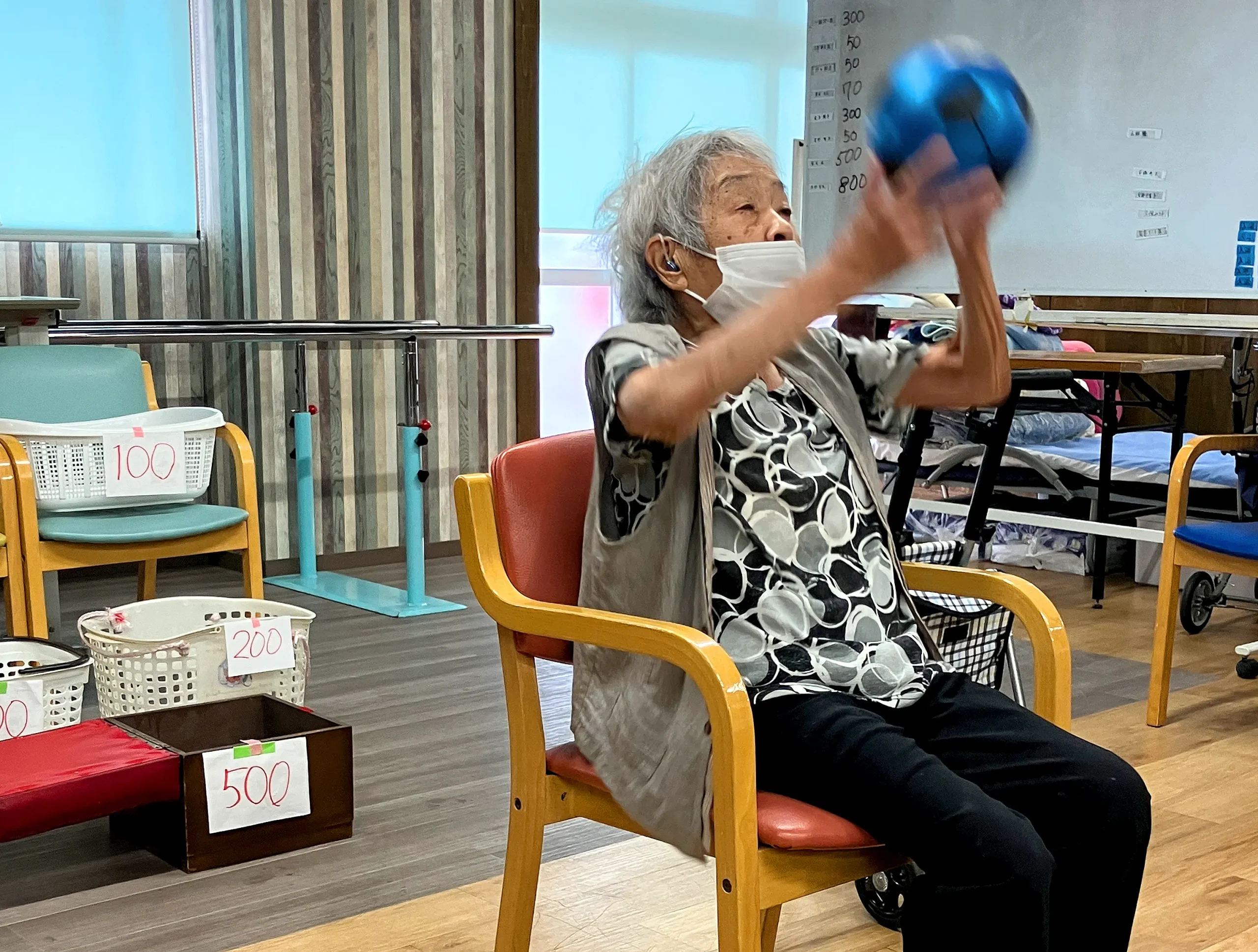 後ろ向きお手玉投げ